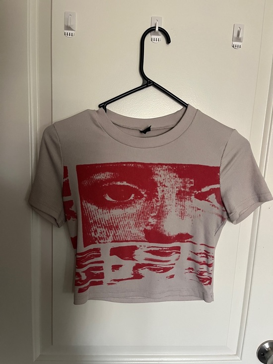 SHEIN Tops - SHEIN Taupe Crop Tee with Red Side Print